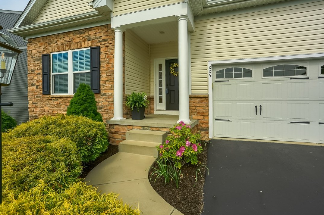 225 Heritage Dr, Noblestown, PA 15071-3771