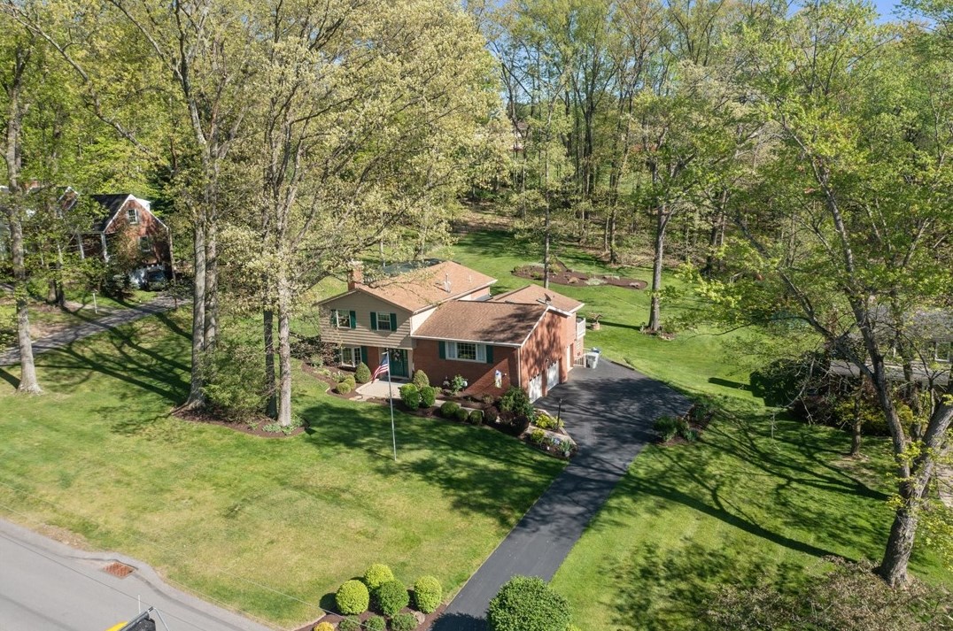 212 Robinhood Ln, Canonsburg, PA 15317-2713