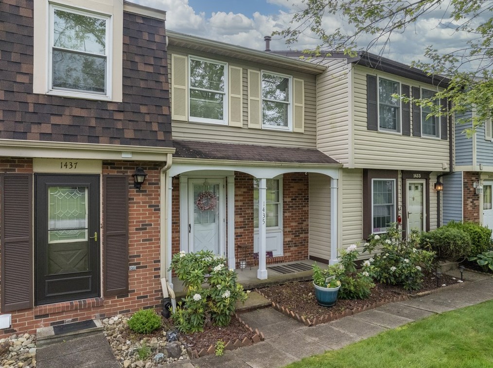 1435 S Randolph Dr, Jefferson Hills, PA 15025