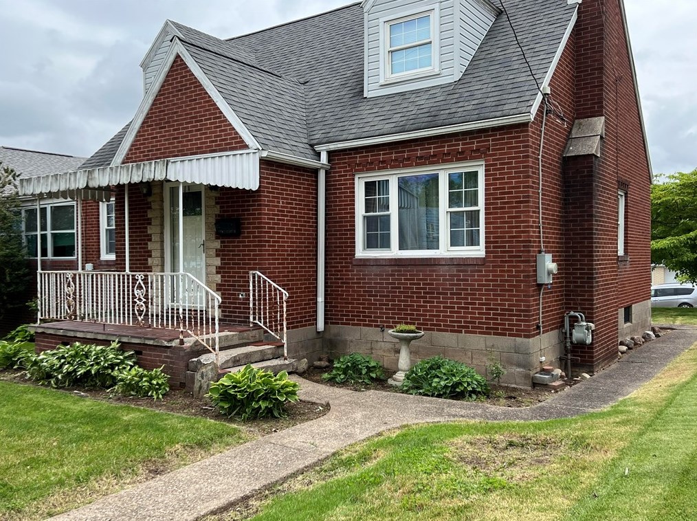 404 Michigan Ave, Jeannette, PA 15644-2427