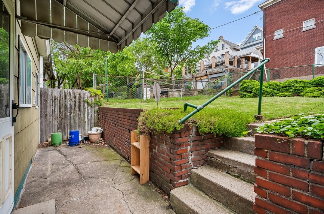 802 10th Ave, Whitaker PA  15120-1925 exterior