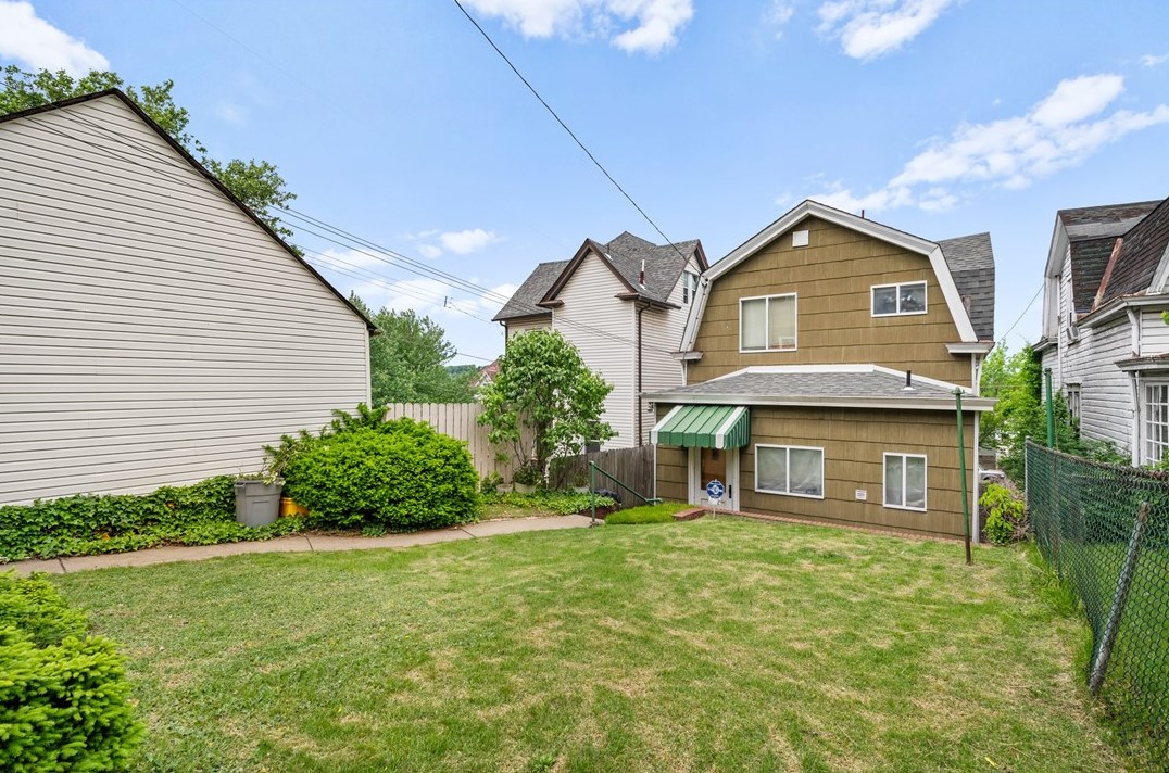 802 10th Ave, Whitaker PA  15120-1925 exterior