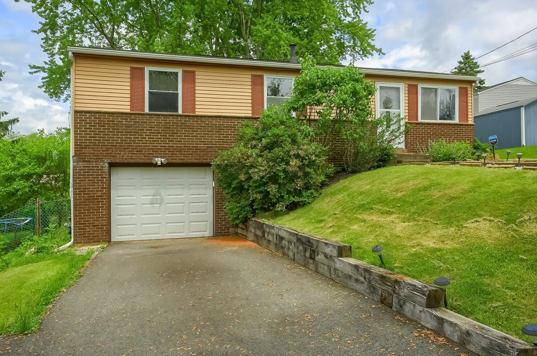 502 Arlington Dr, Pittsburgh, PA 15239-1702