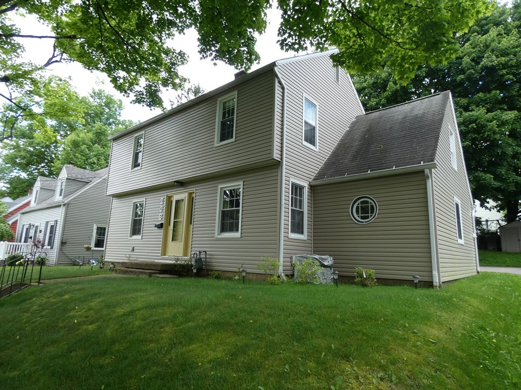 208 Garden Ave, Grove City, PA 16127-1418