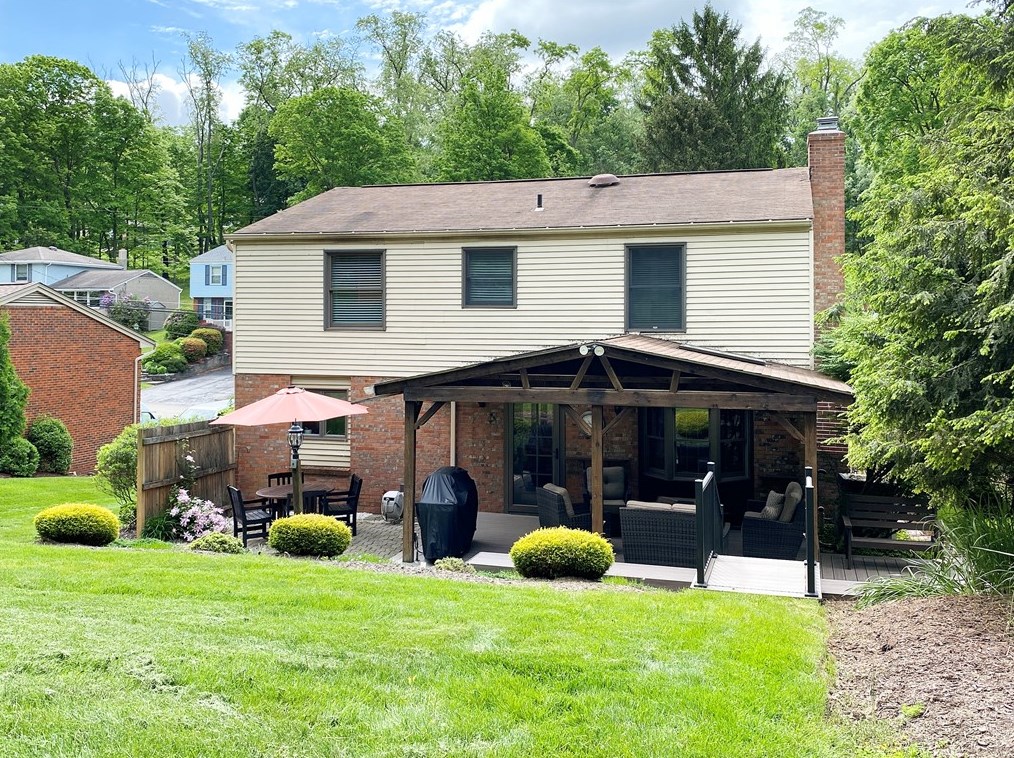 5976 Dashwood Dr, Bethel Park PA  15102-1364 exterior