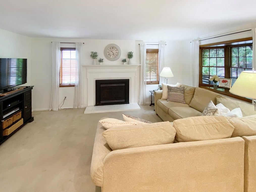 5976 Dashwood Dr, Bethel Park PA  15102-1364 exterior