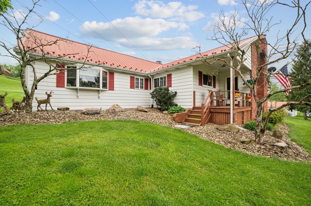 1358 Sugar Run Rd, Venetia, PA 15367-1518