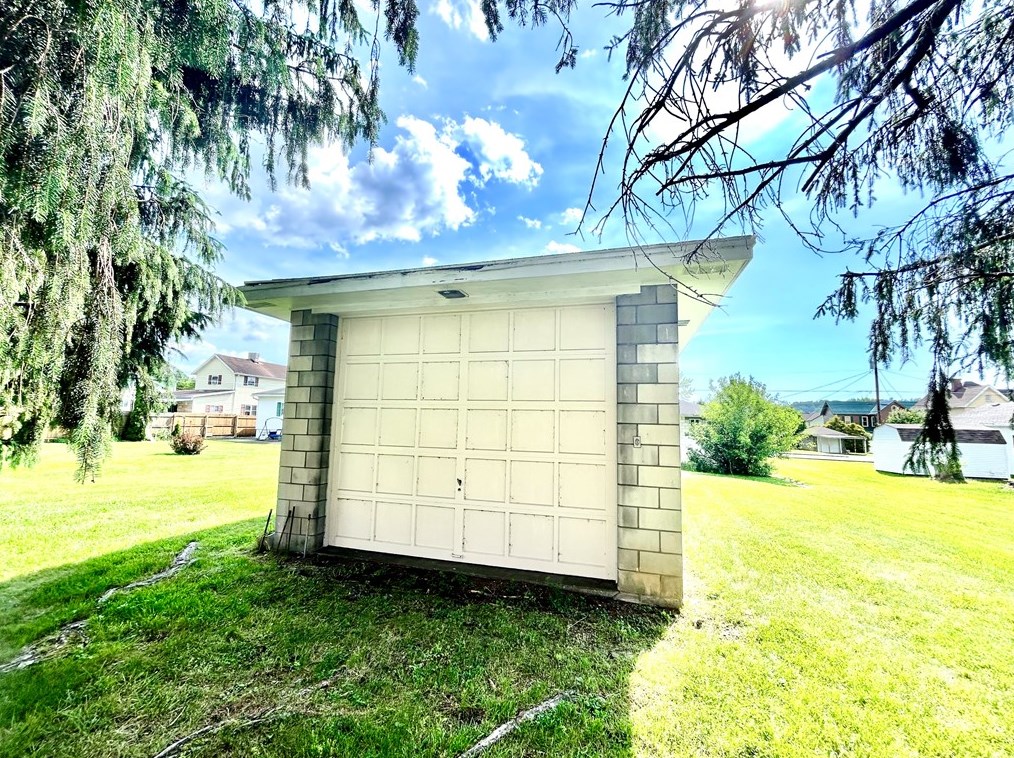 407 Vine St, South Connellsville PA  15425-4840 exterior