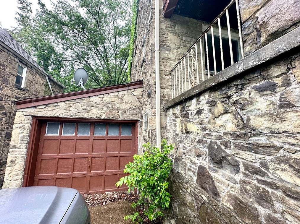 2037 Sampson St, Pittsburgh, PA 15221