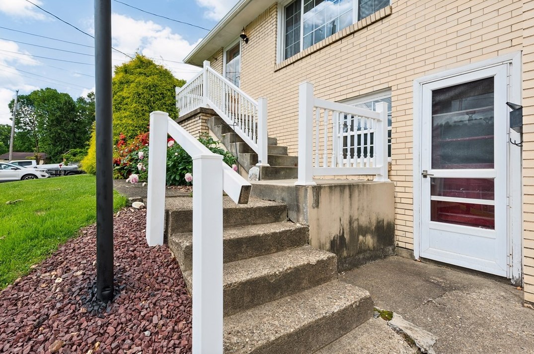 218 Woodlawn Dr, Trafford, PA 15085