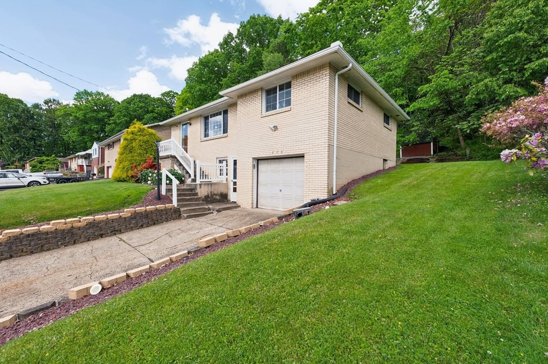 218 Woodlawn Dr, Trafford, PA 15085
