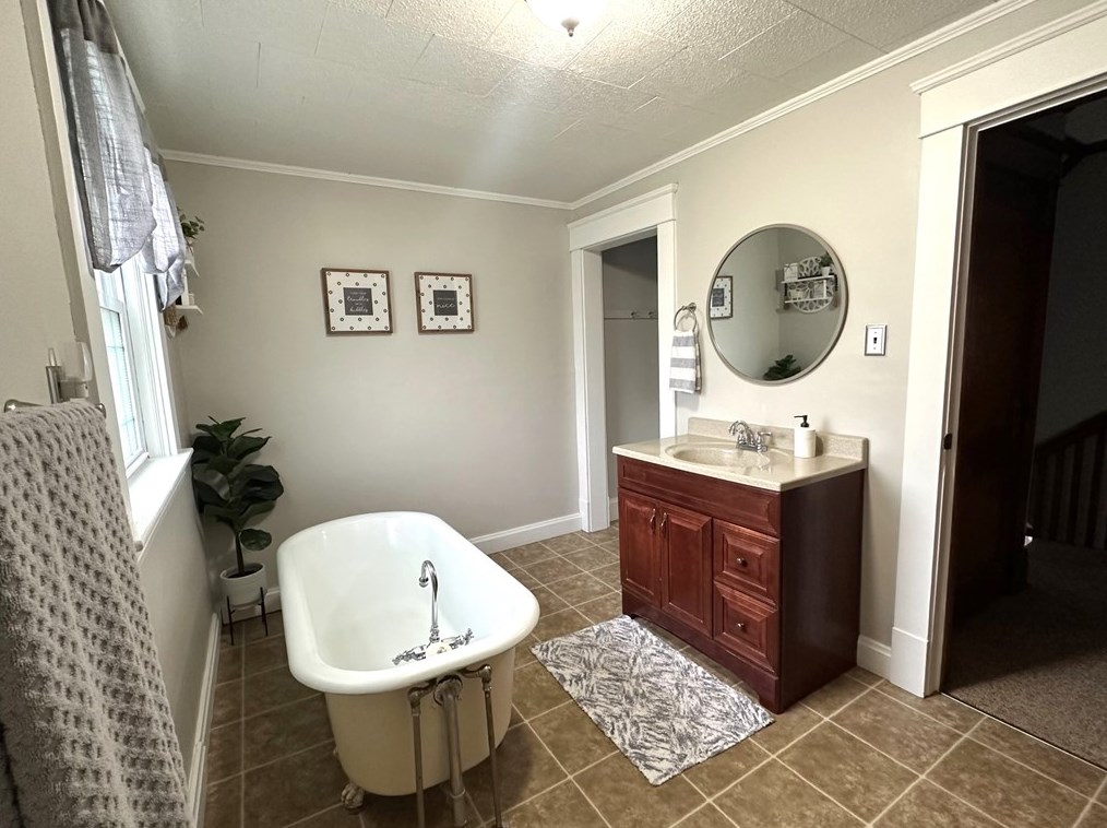 606 Clayton St, New Castle PA 16102-1242 exterior