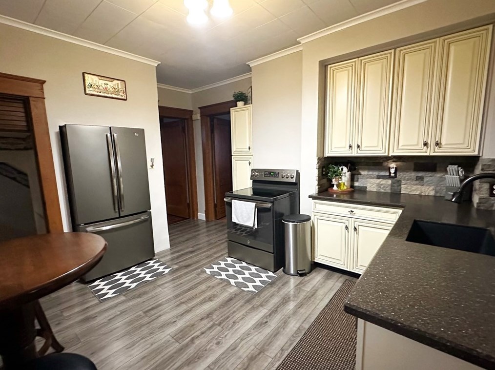 606 Clayton St, New Castle PA 16102-1242 exterior