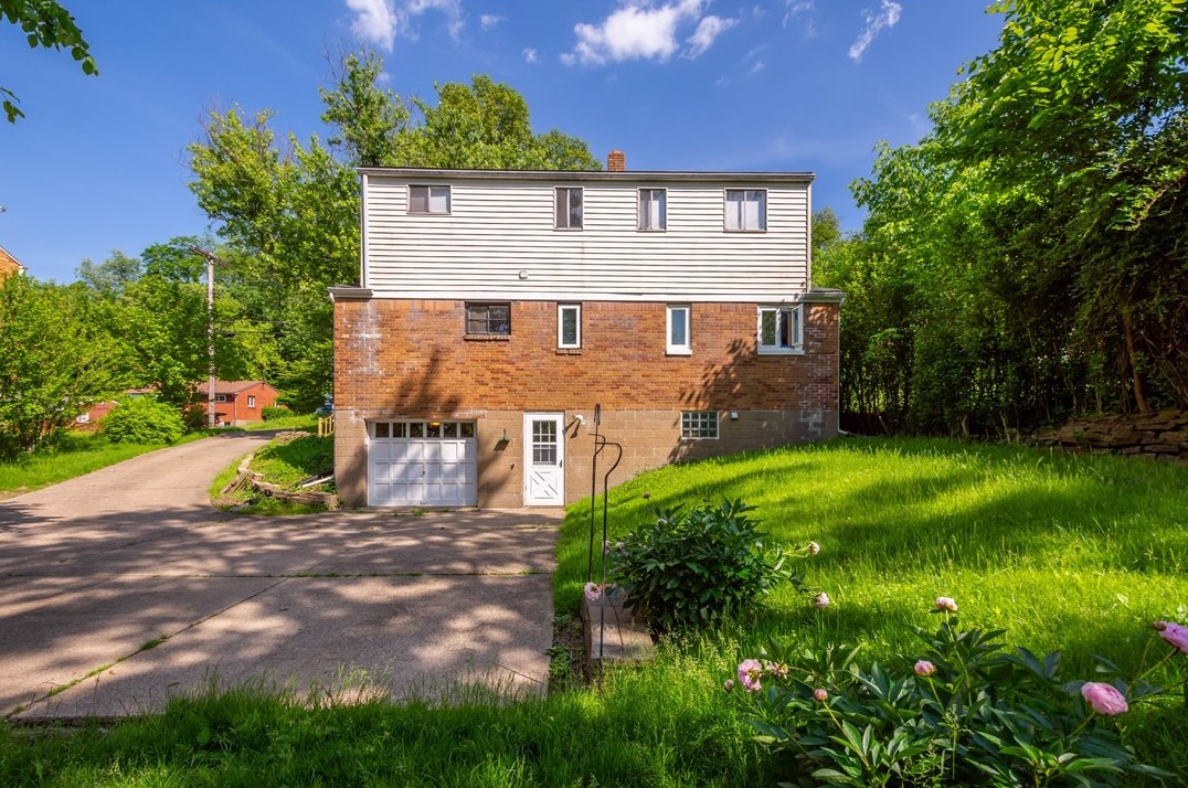 409 Elias Dr, Pittsburgh PA 15235-1711 exterior