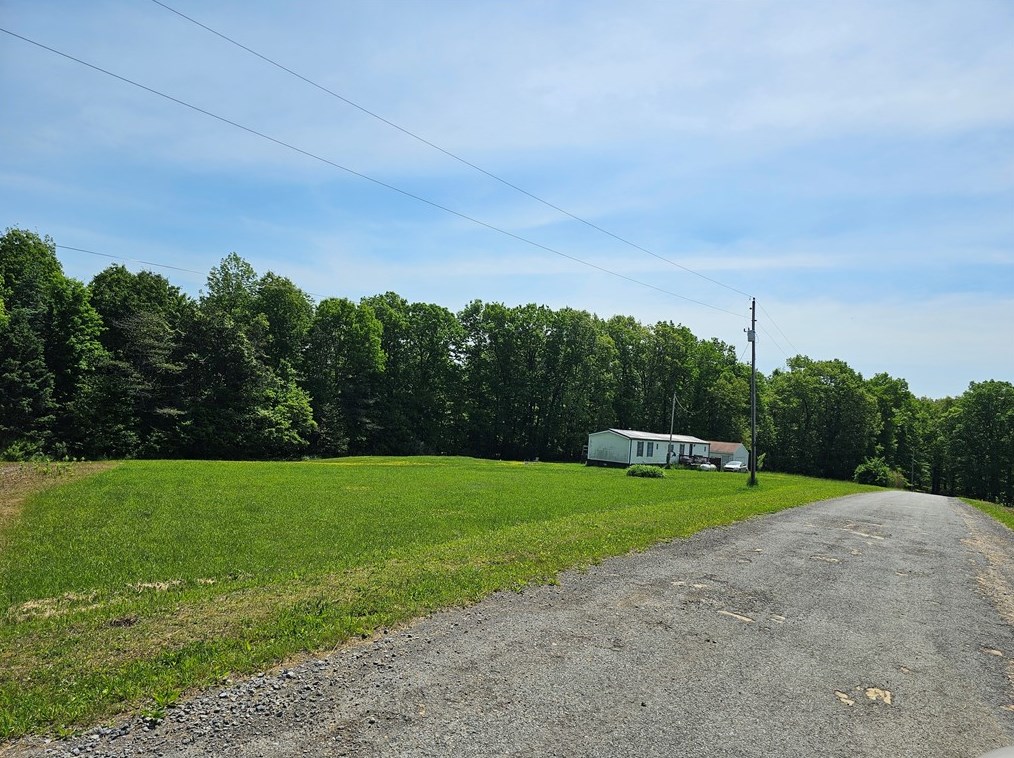 143 Gilmore Rd, Barkeyville, PA 16038-2715