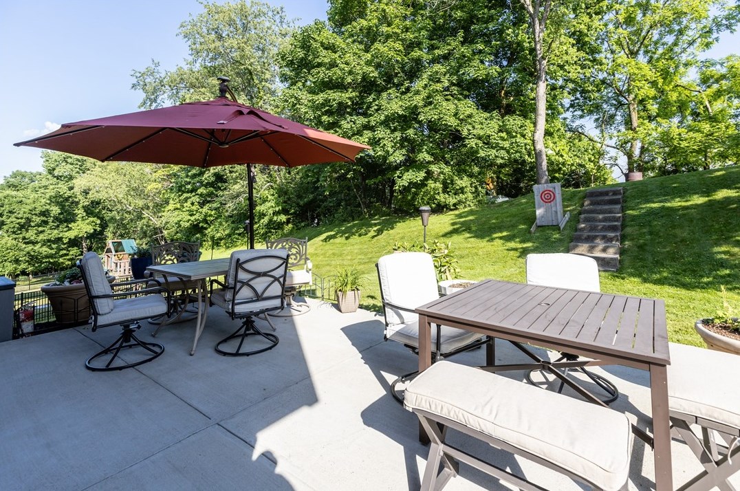 110 Bertley Rdg Dr, Moon Twp PA 15108-9761 exterior