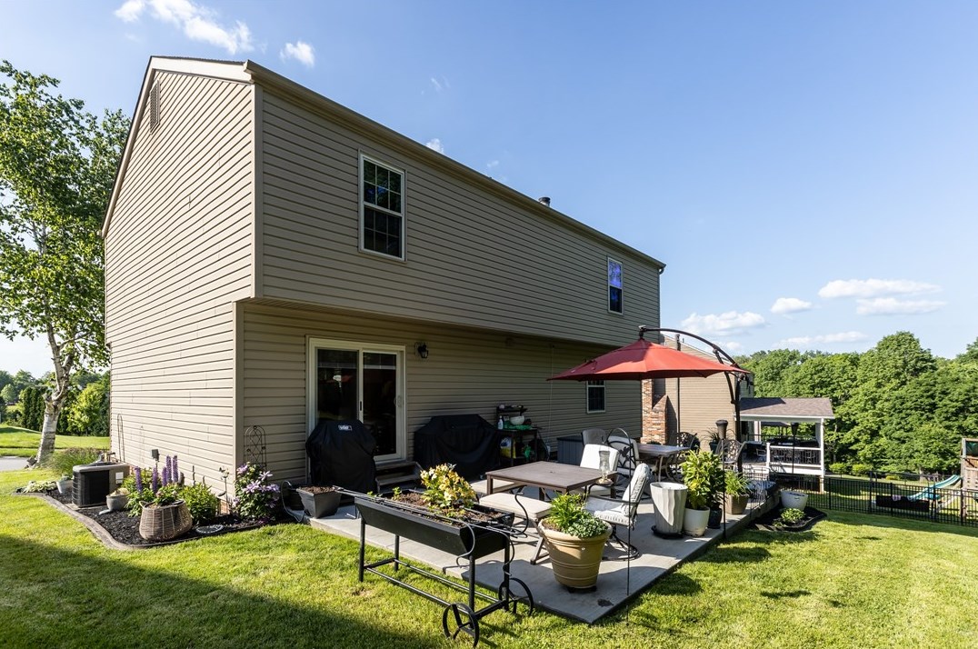 110 Bertley Rdg Dr, Moon Twp PA 15108-9761 exterior