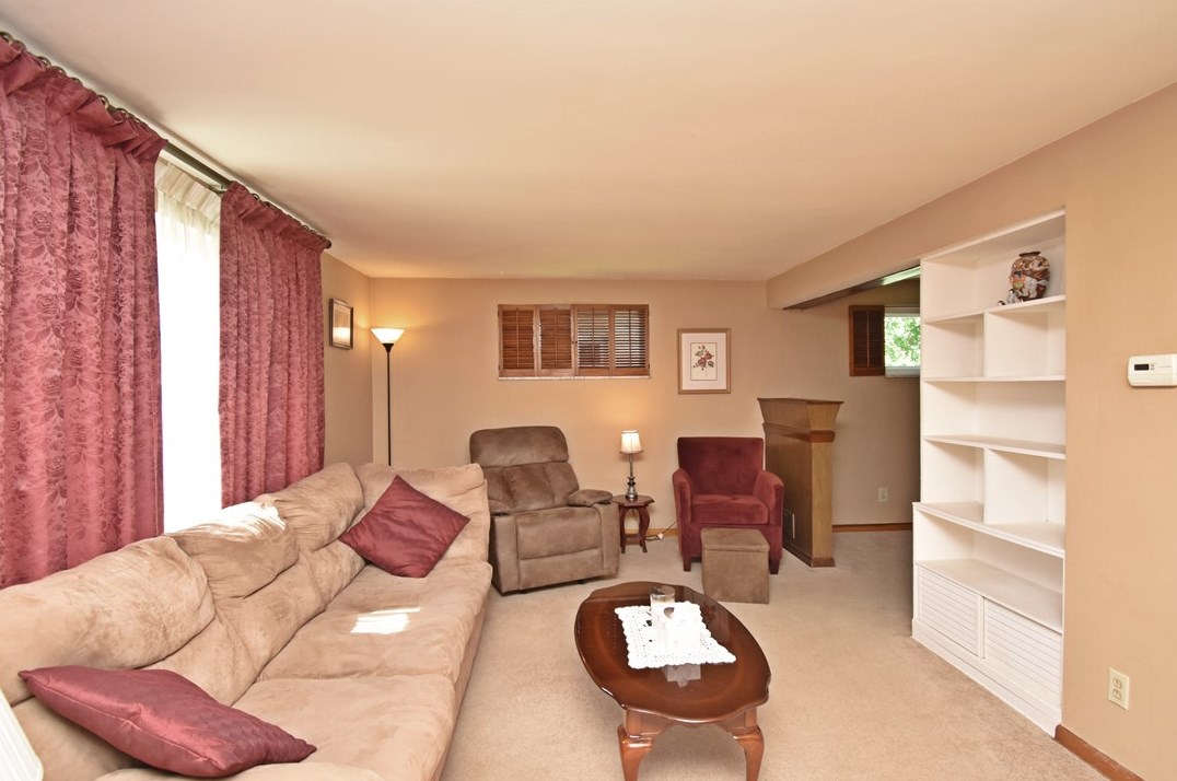 4717 Mckee Dr, Pittsburgh PA 15236-2471 exterior