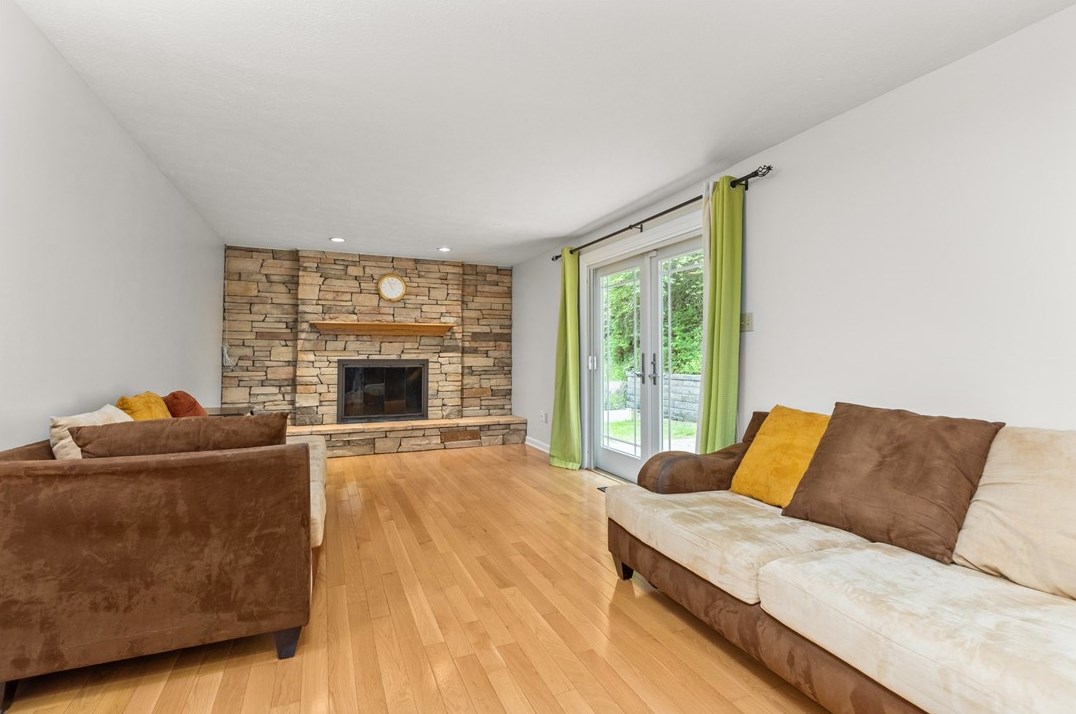 1301 Manor Dr, Pittsburgh PA 15236-4556 exterior