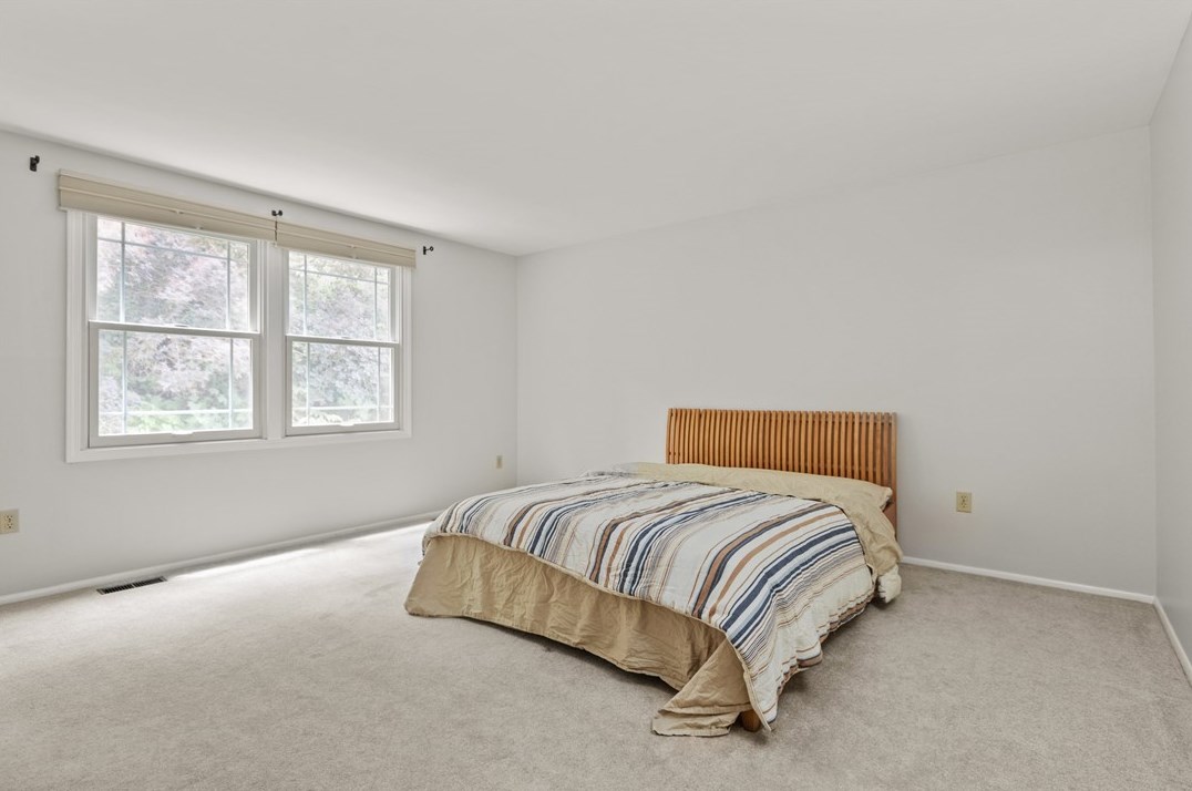 1301 Manor Dr, Pittsburgh PA 15236-4556 exterior