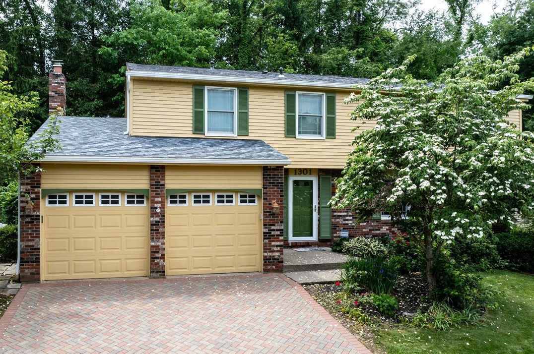 1301 Manor Dr, Pittsburgh, PA 15241-2863