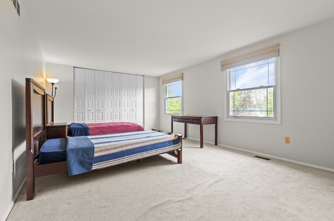 1301 Manor Dr, Pittsburgh PA 15236-4556 exterior