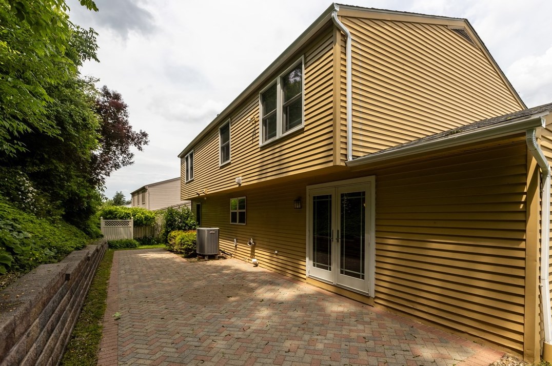 1301 Manor Dr, Pittsburgh PA 15236-4556 exterior