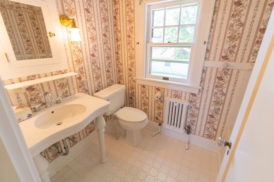 214 College Ave, Grove City PA 16127-1207 exterior