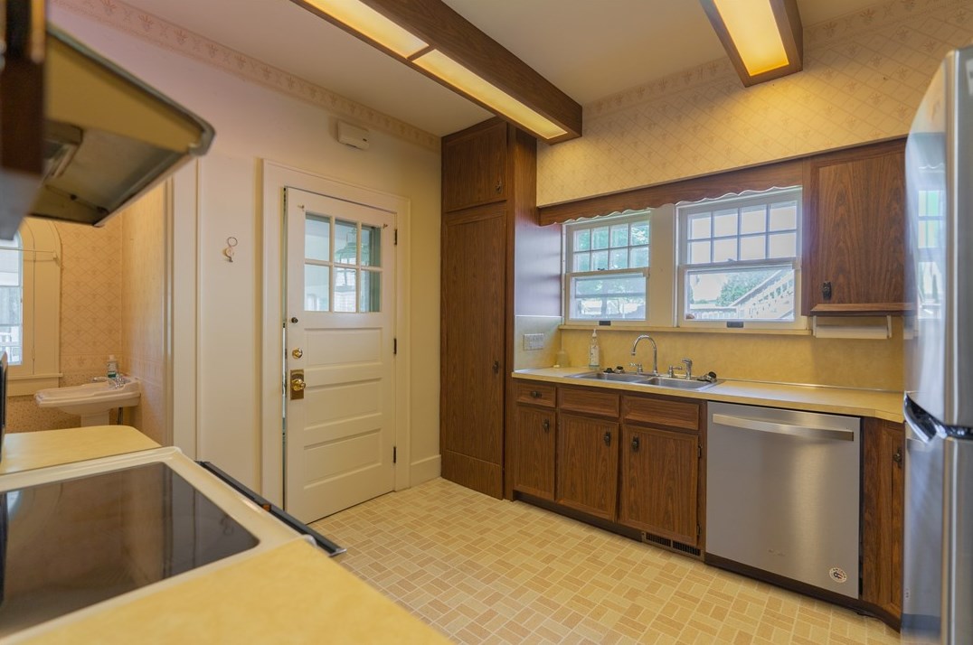 214 College Ave, Grove City PA 16127-1207 exterior