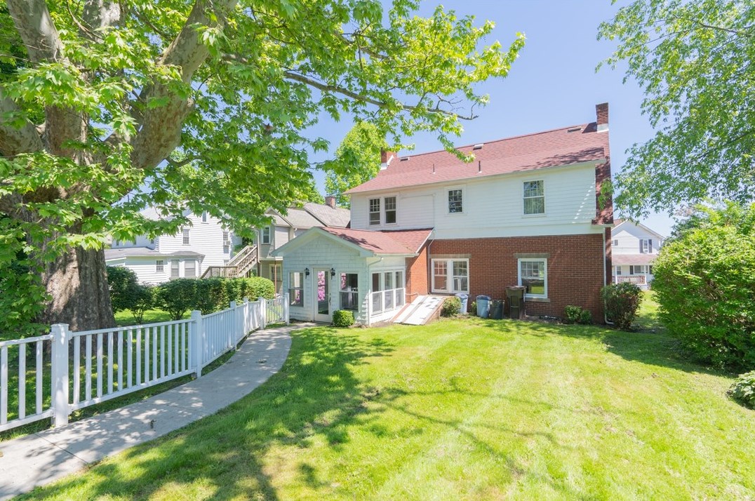 214 College Ave, Grove City PA 16127-1207 exterior