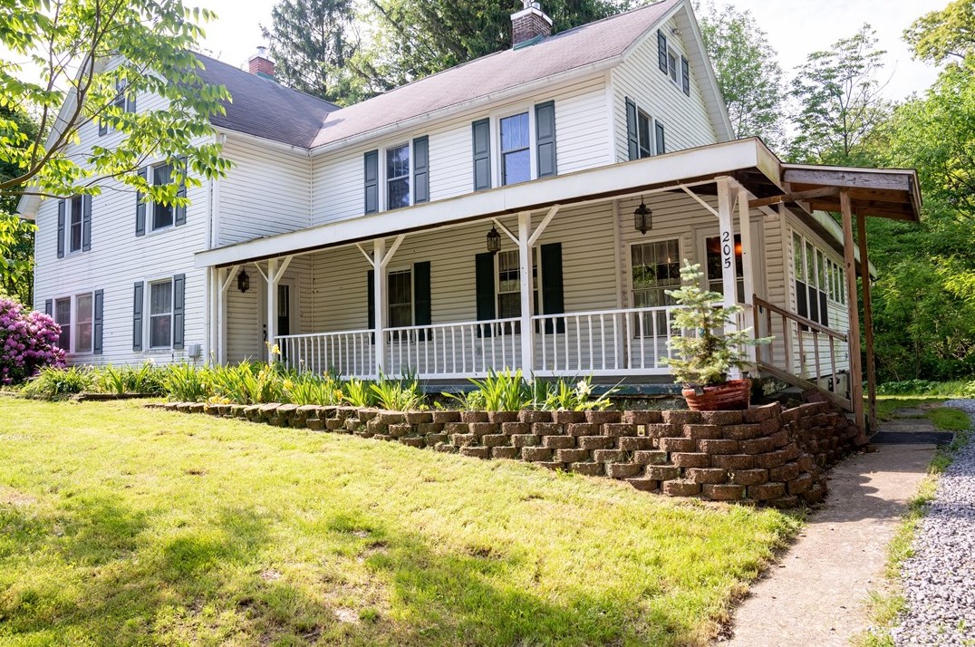 226 Church Ln, New Castle, PA 16101-6306