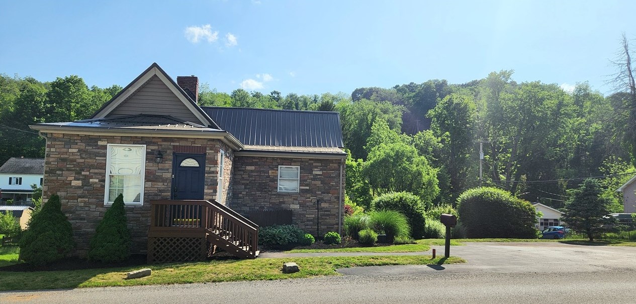 447 Valley St, Mc Donald, PA 15057-1021