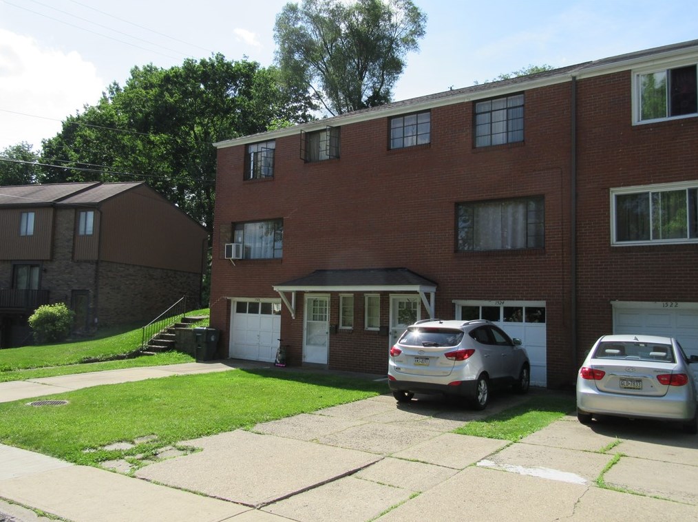 1524 Dunluce Dr, Pittsburgh, PA 15227-1504