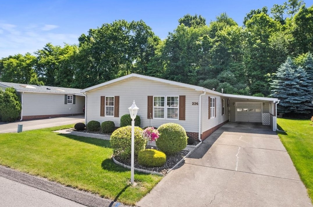 226 Rock Lake Dr, Zelienople, PA 16063