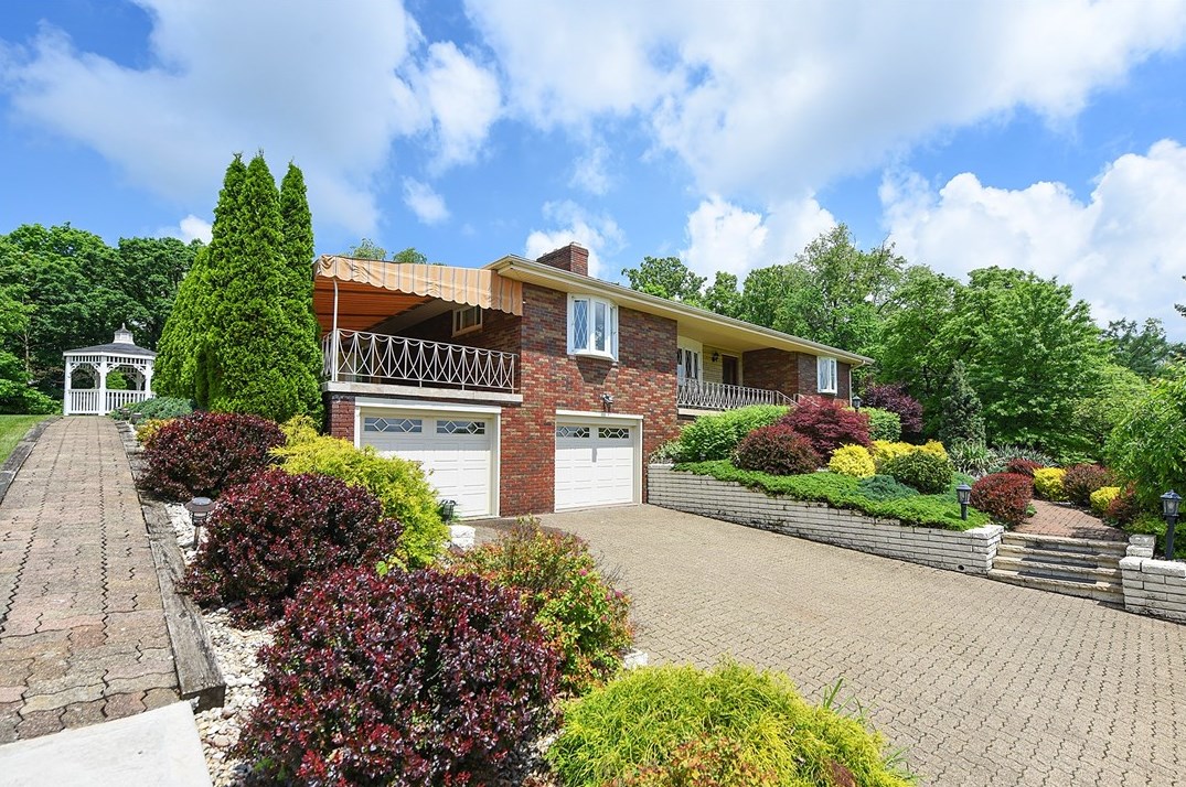 127 Horseshoe Dr, Mckeesport, PA 15131-3222