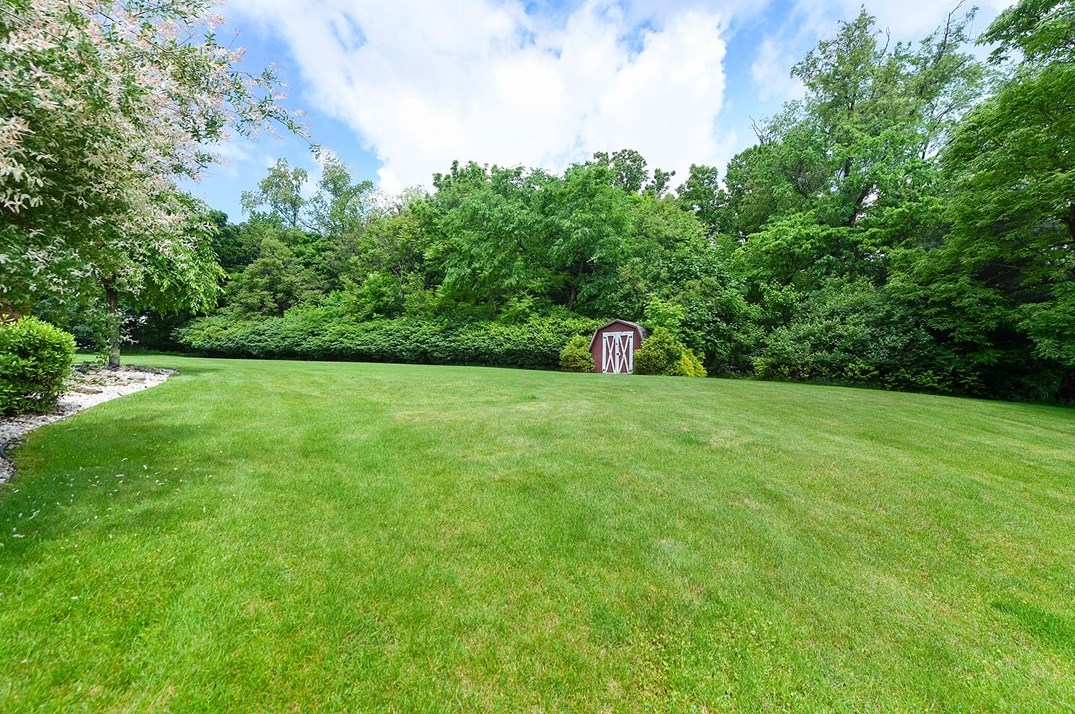 127 Horseshoe Dr, Mckeesport PA  15131-3221 exterior