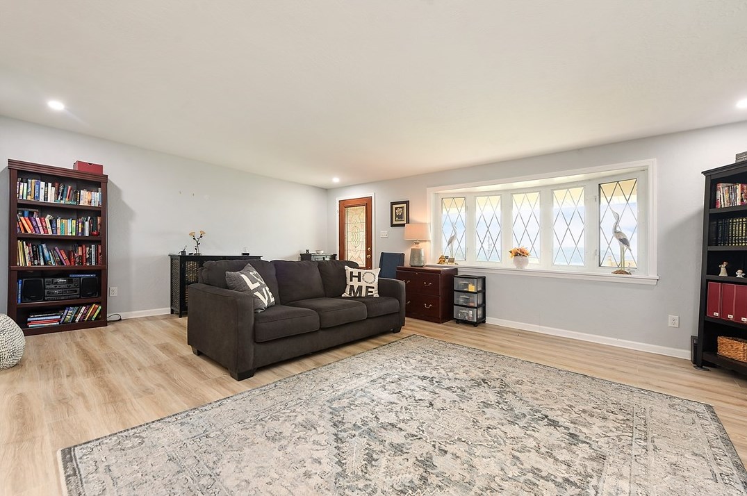 127 Horseshoe Dr, Mckeesport PA  15131-3221 exterior