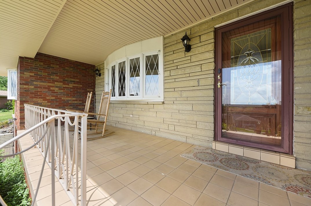 127 Horseshoe Dr, Mckeesport PA  15131-3221 exterior