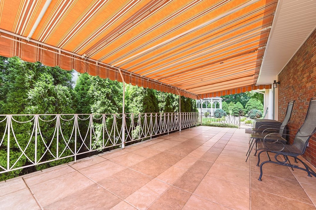 127 Horseshoe Dr, Mckeesport PA  15131-3221 exterior