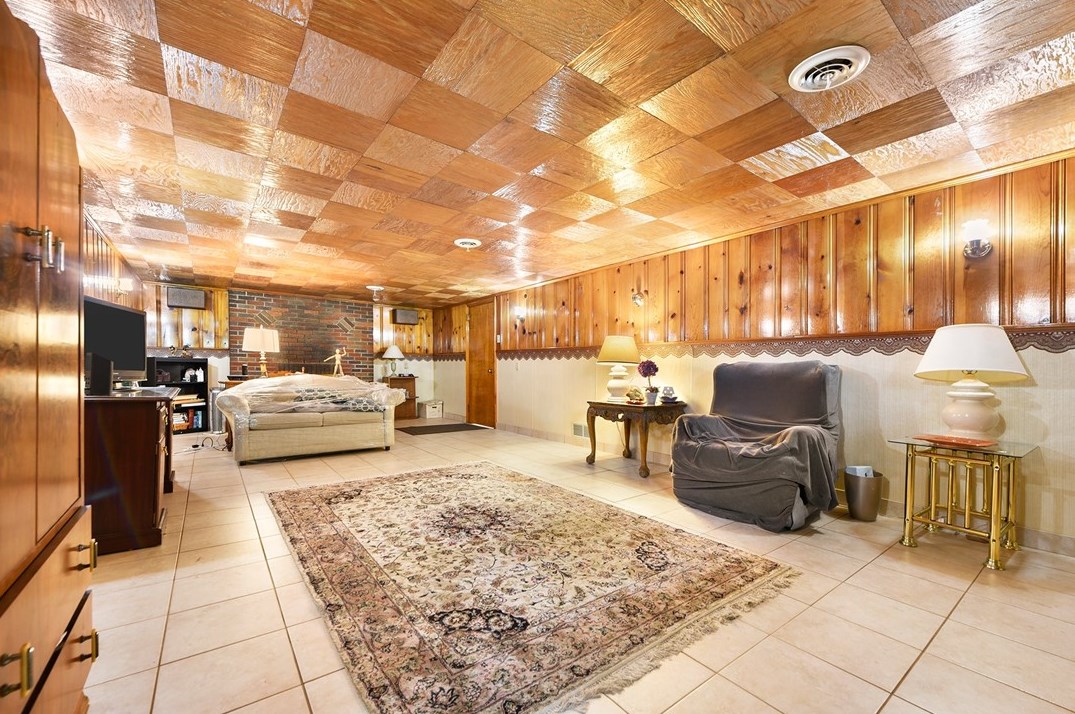 127 Horseshoe Dr, Mckeesport PA  15131-3221 exterior