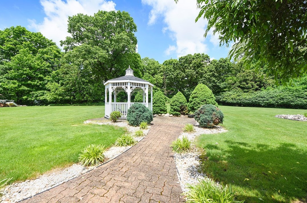 127 Horseshoe Dr, Mckeesport PA  15131-3221 exterior