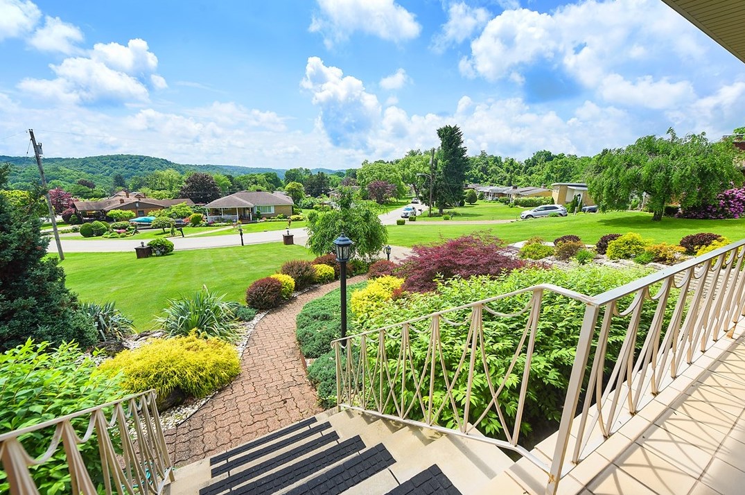 127 Horseshoe Dr, Mckeesport PA  15131-3221 exterior