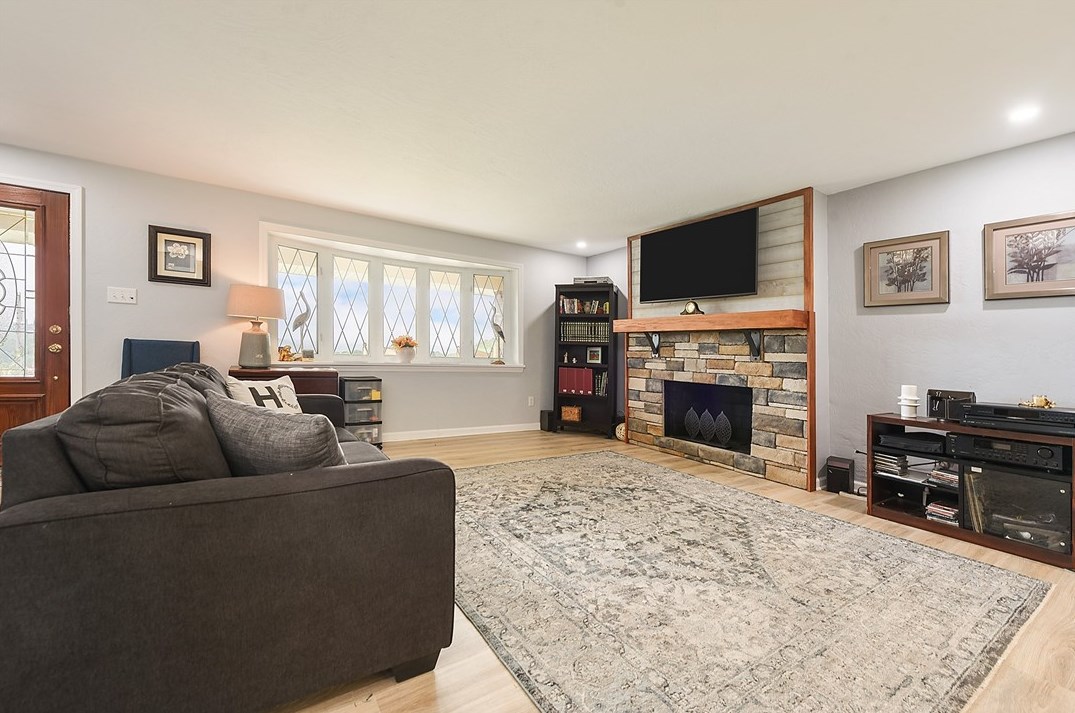 127 Horseshoe Dr, Mckeesport PA  15131-3221 exterior