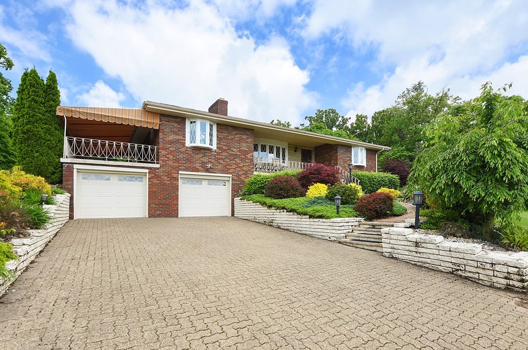 127 Horseshoe Dr, Mckeesport PA  15131-3222 exterior