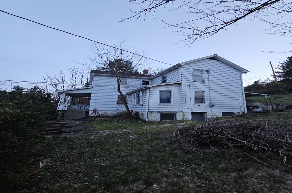 525 Lowry Ave, Jeannette, PA 15644-2467
