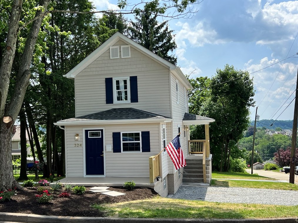 324 Stewart St, Jeannette, PA 15644-1966