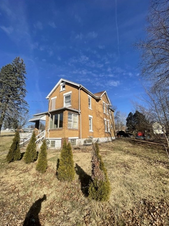 1033 Emerson Ave, Hermitage, PA 16121-1106