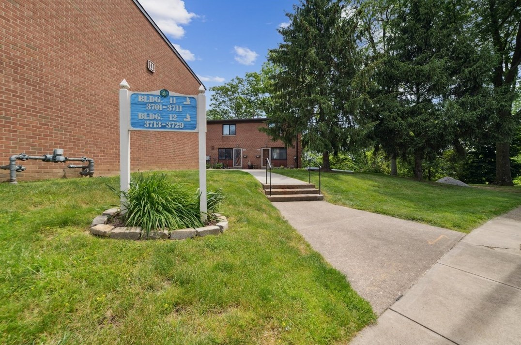 3727 Allendale Cir, Pittsburgh PA 15204-1205 exterior