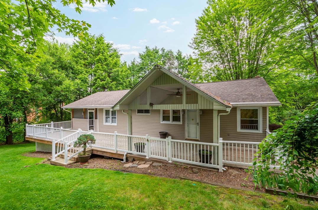 912 Farmhaven Dr, Moon Twp, PA 15108-2304