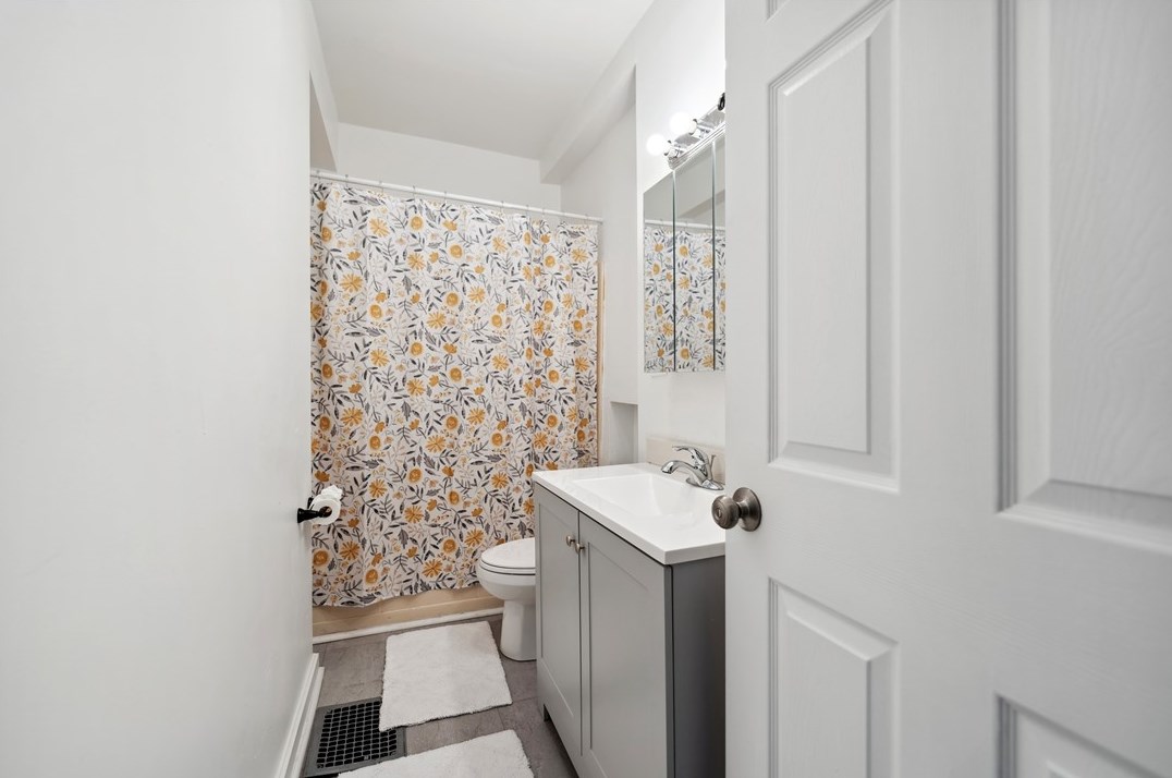 816 Chartiers Ave, Pittsburgh PA  15204-2261 exterior